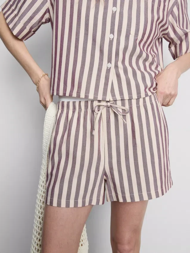 Randiga oxfordshorts med hög midja