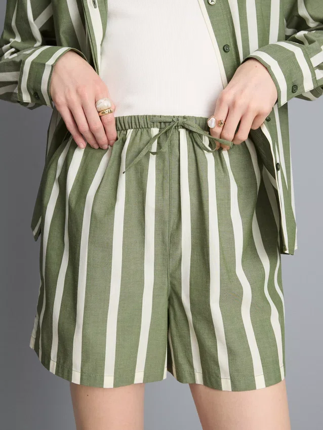 Randiga shorts i bomullspoplin
