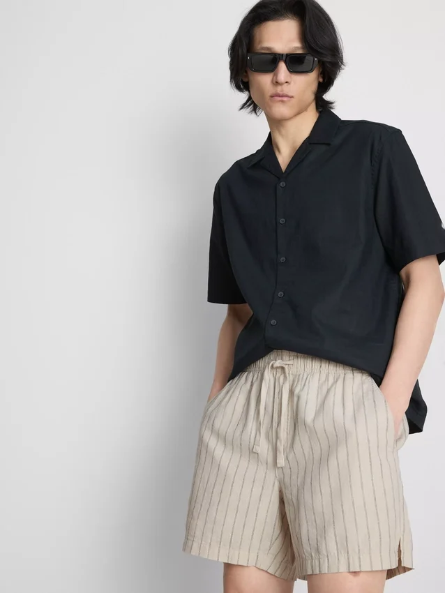 Randiga shorts i linneblandning