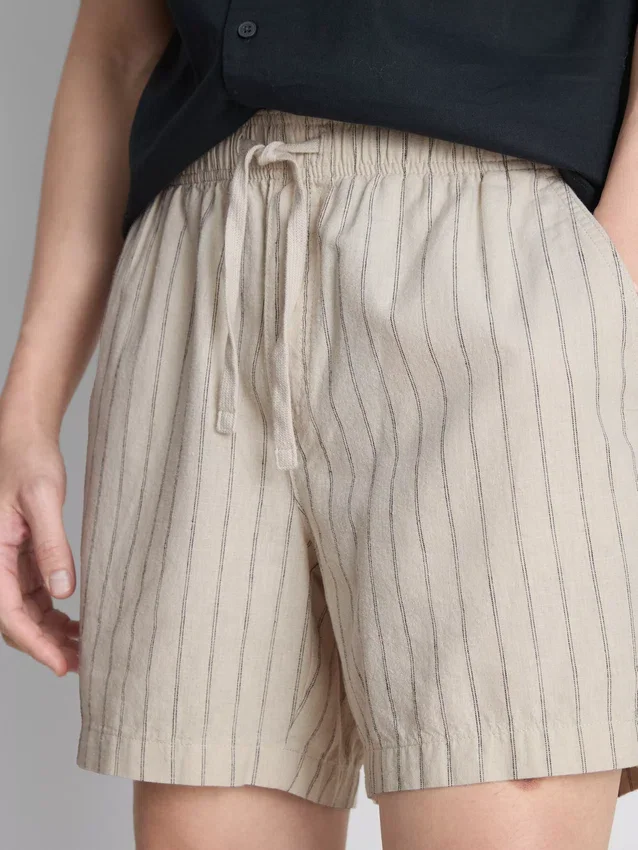 Randiga shorts i linneblandning