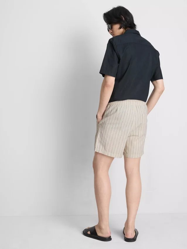 Randiga shorts i linneblandning