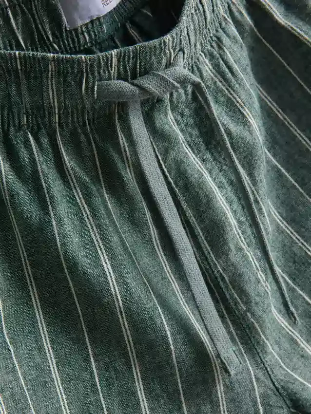 Randiga shorts i linneblandning