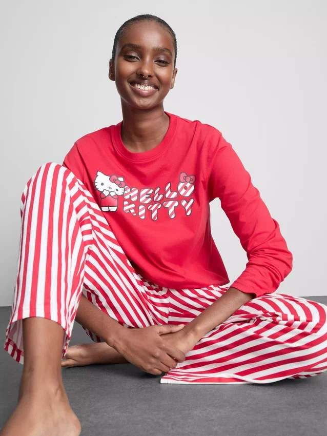 Randigt pyjamaset med Hello Kitty