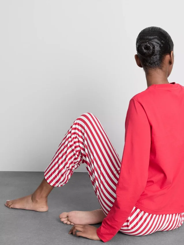Randigt pyjamaset med Hello Kitty