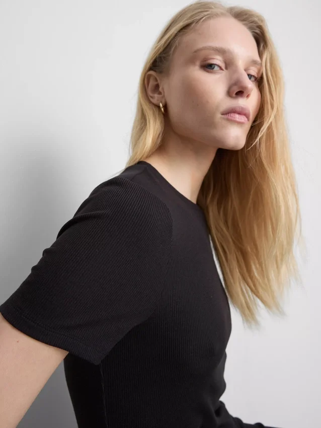 Ribbad, figurnära miniklänning i T-shirt-stil