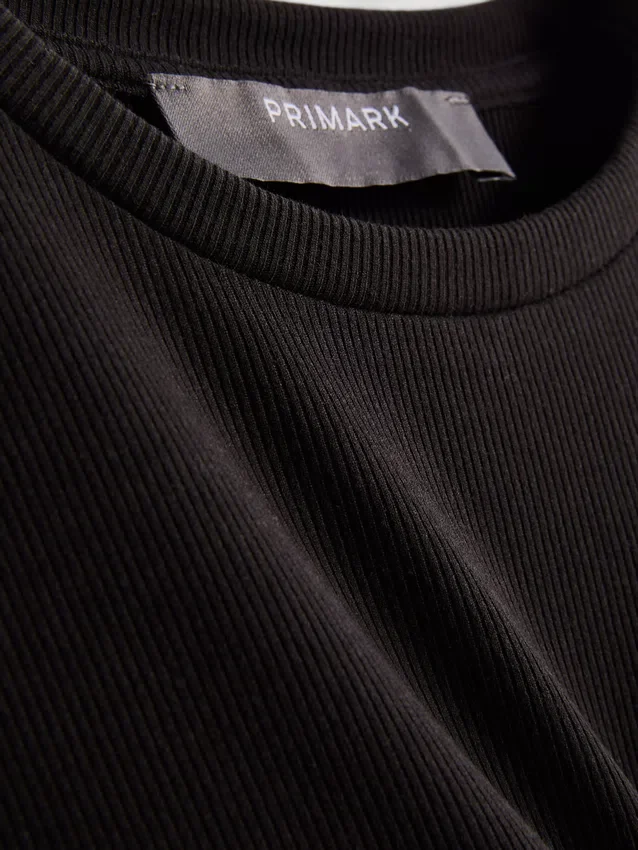 Ribbad, figurnära miniklänning i T-shirt-stil