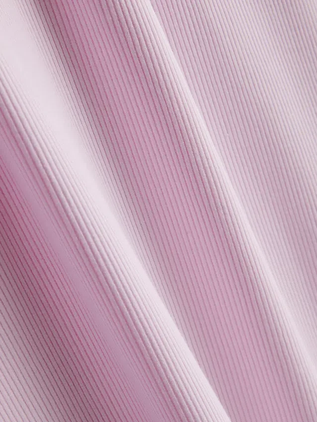 Ribbad, figurnära miniklänning i T-shirt-stil