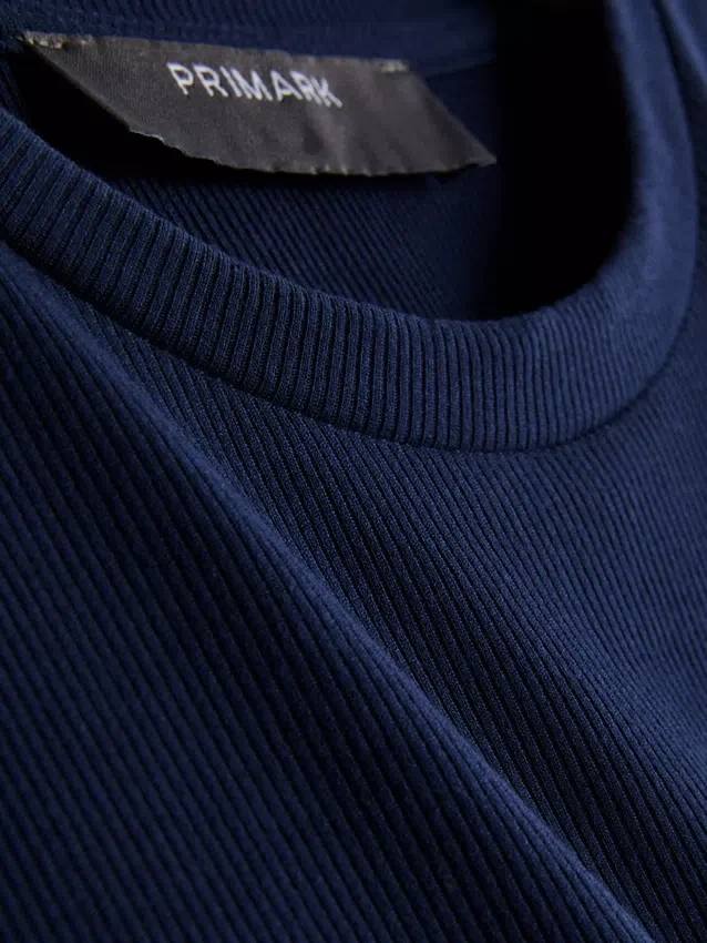 Ribbad, figurnära miniklänning i T-shirt-stil