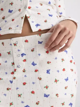 Ribbade pyjamasbyxor med fjärilsmönster