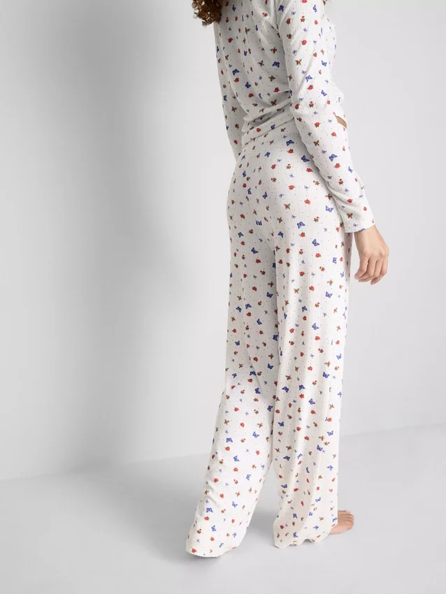 Ribbade pyjamasbyxor med fjärilsmönster