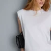 Ärmlös T-shirt med vadderade axlar