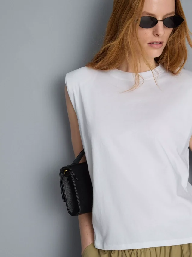 Ärmlös T-shirt med vadderade axlar