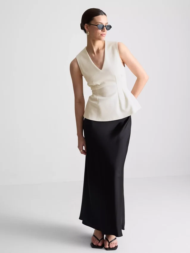 Ärmlös topp med V-ringning och peplum