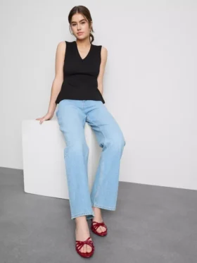 Ärmlös topp med V-ringning och peplum