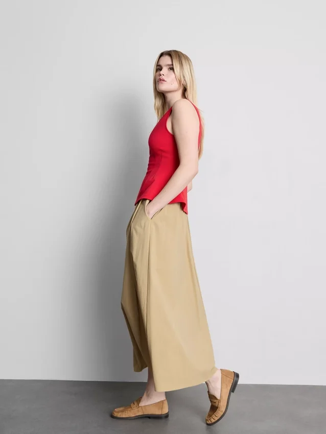 Ärmlös topp med V-ringning och peplum