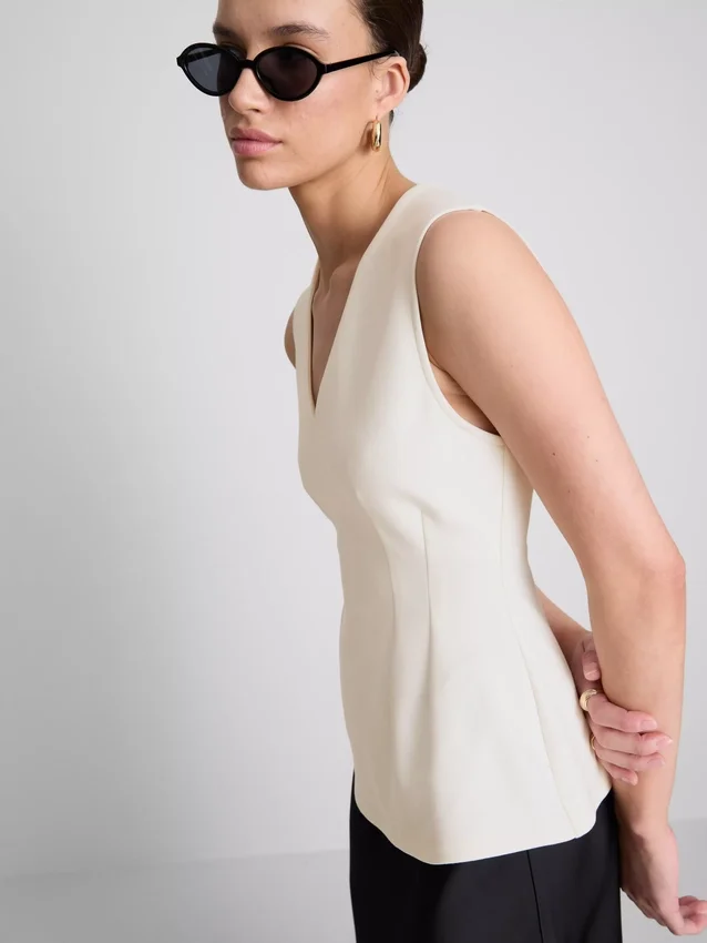 Ärmlös topp med V-ringning och peplum