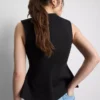 Ärmlös topp med V-ringning och peplum