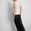 Ärmlös topp med V-ringning och peplum