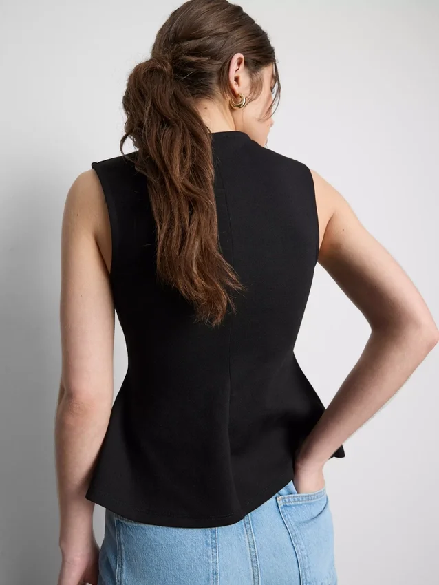 Ärmlös topp med V-ringning och peplum