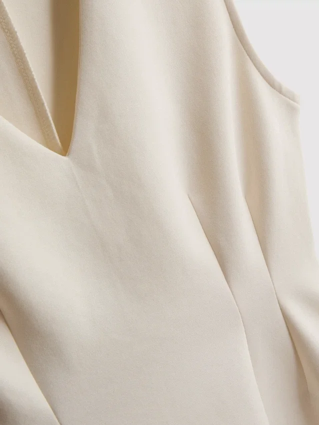 Ärmlös topp med V-ringning och peplum