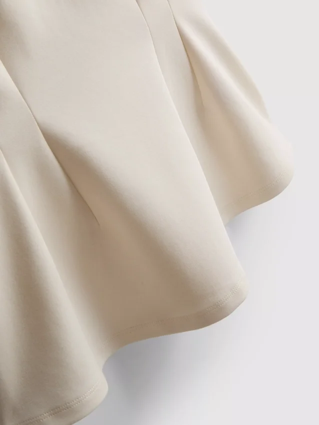 Ärmlös topp med V-ringning och peplum