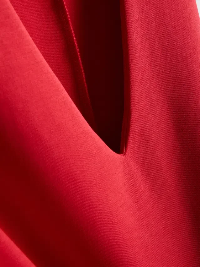 Ärmlös topp med V-ringning och peplum