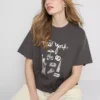 Rät skuren T-shirt i bomull med tryck
