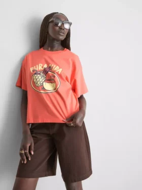Rät skuren T-shirt i bomull med tryck
