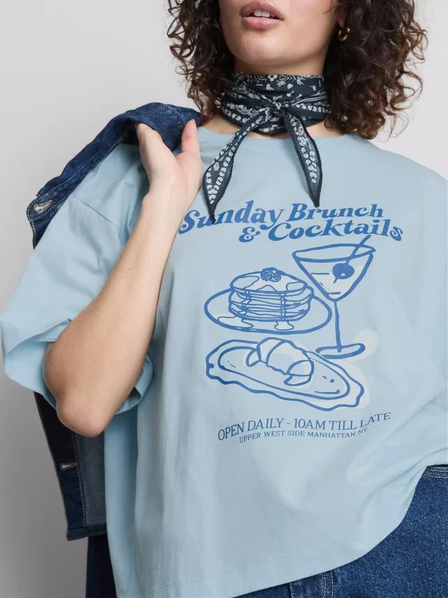 Rät skuren T-shirt i bomull med tryck