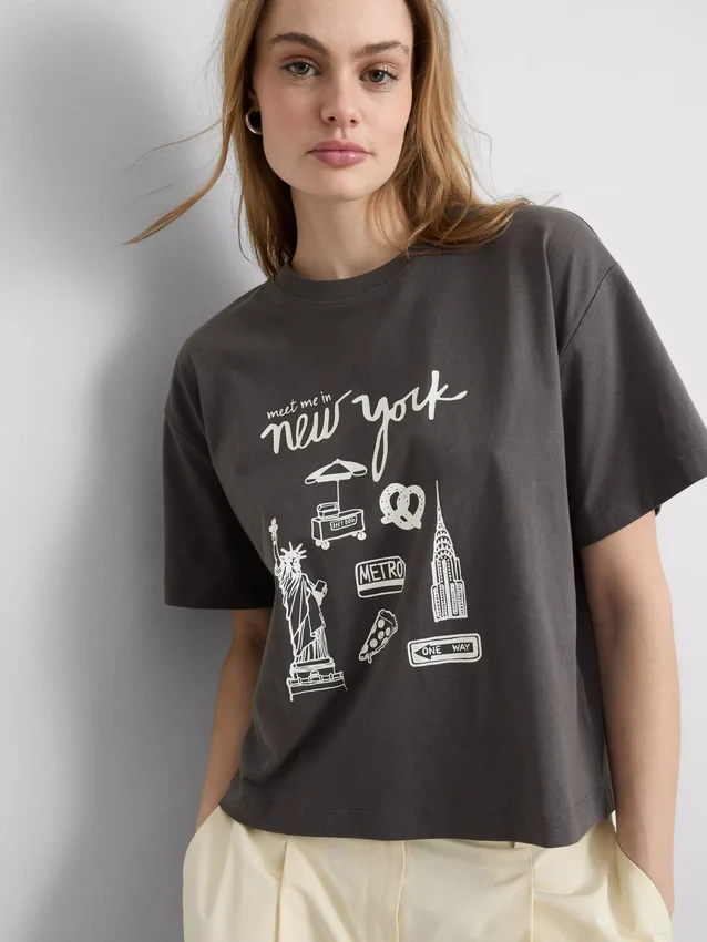 Rät skuren T-shirt i bomull med tryck