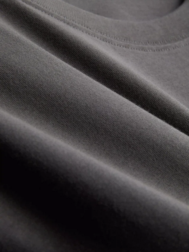 Rät skuren T-shirt i bomull med tryck