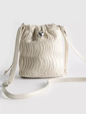 Rynkad crossbody-väska i hinkform