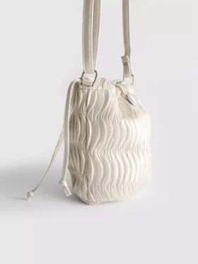 Rynkad crossbody-väska i hinkform