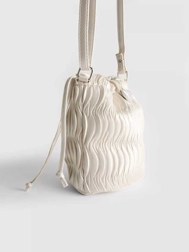 Rynkad crossbody-väska i hinkform