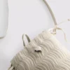 Rynkad crossbody-väska i hinkform