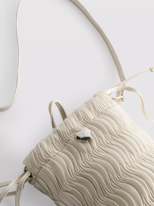 Rynkad crossbody-väska i hinkform
