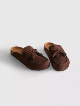 Sandaler i imitationsmocka med tofsar