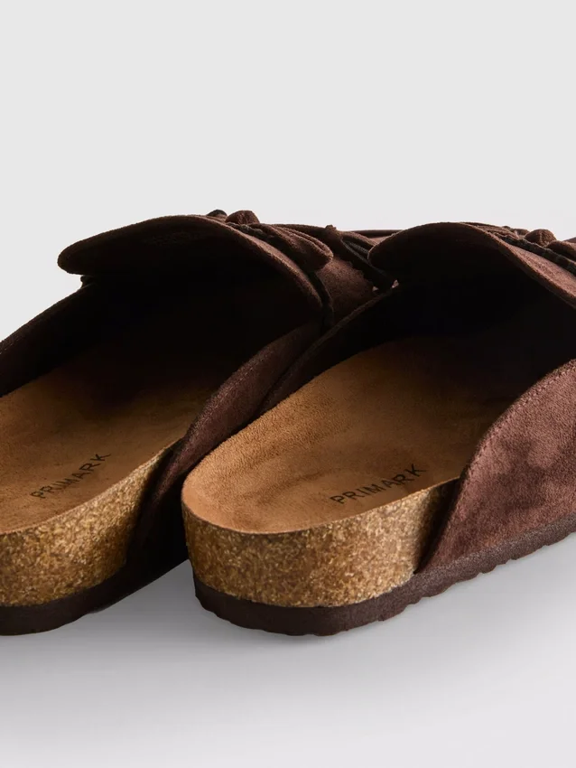 Sandaler i imitationsmocka med tofsar