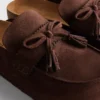 Sandaler i imitationsmocka med tofsar