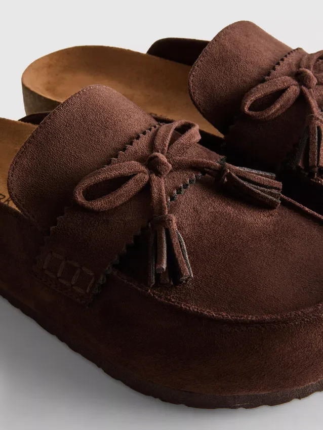 Sandaler i imitationsmocka med tofsar