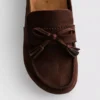 Sandaler i imitationsmocka med tofsar