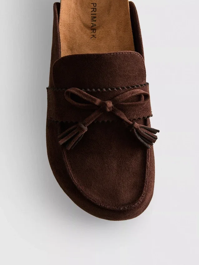 Sandaler i imitationsmocka med tofsar