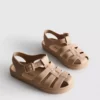 Sandaler i jelly-stil med burdesign