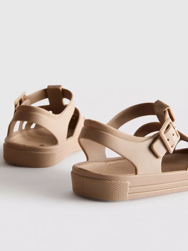 Sandaler i jelly-stil med burdesign