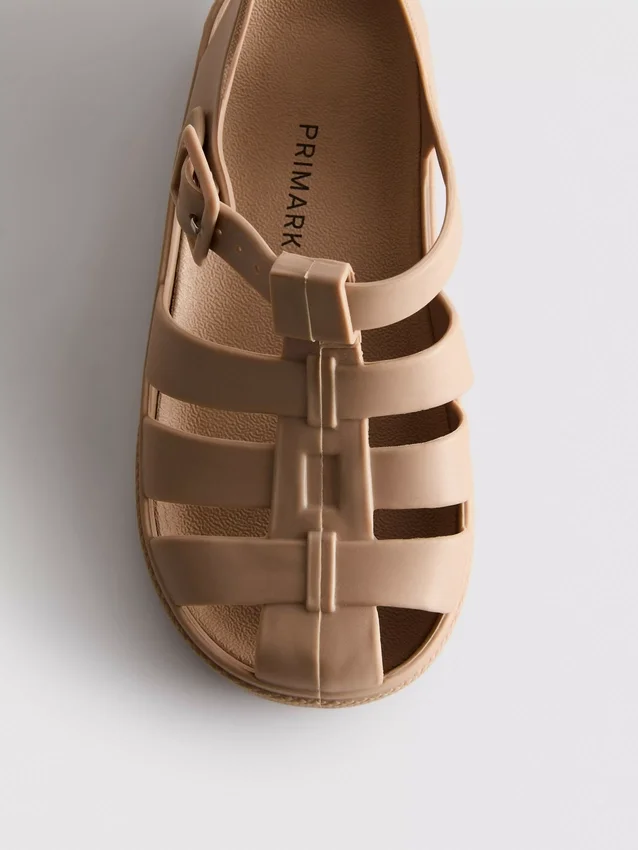 Sandaler i jelly-stil med burdesign