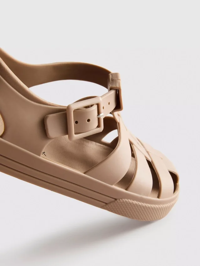 Sandaler i jelly-stil med burdesign