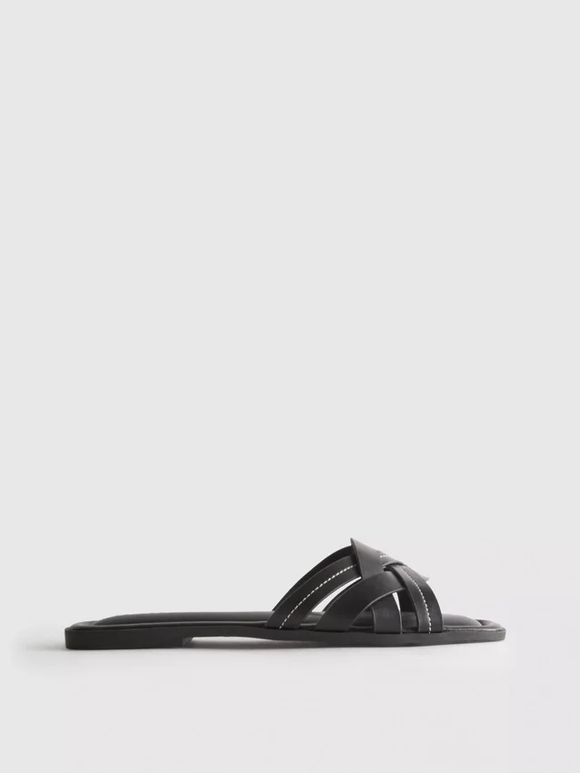 Sandaler i vävt konstläder