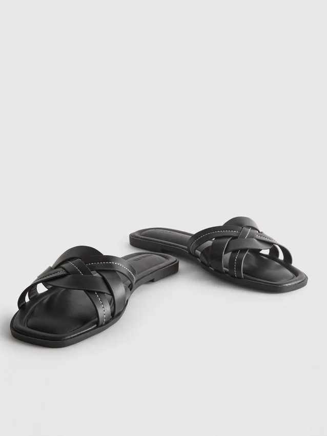 Sandaler i vävt konstläder