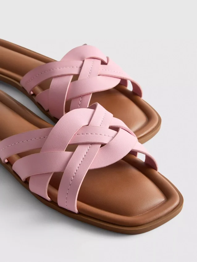 Sandaler i vävt konstläder
