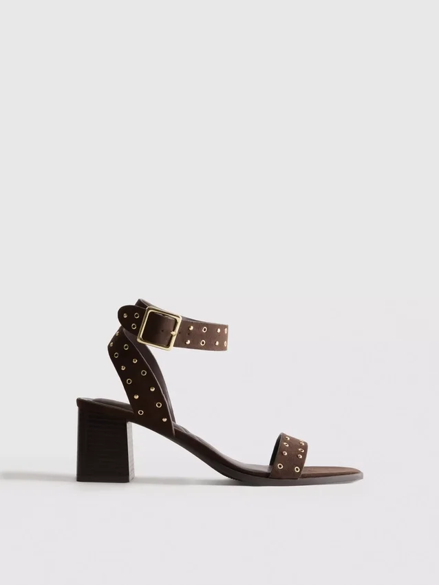 Sandaler med blockklack och nitar
